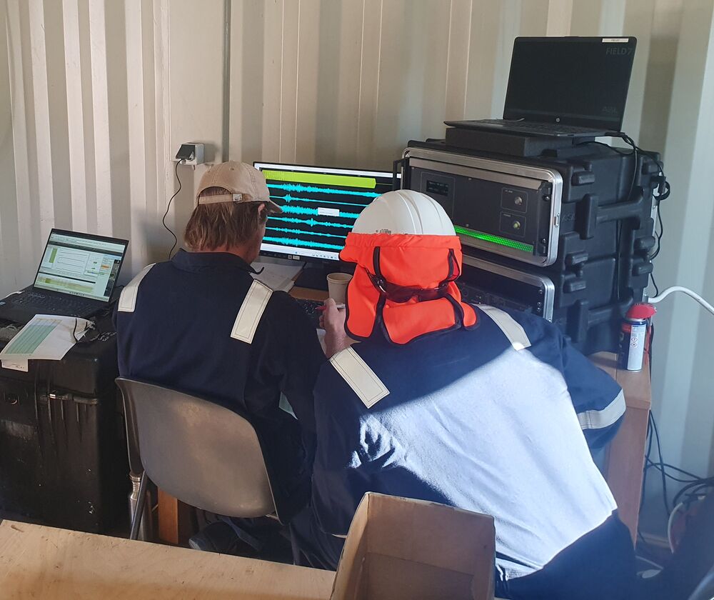 Ingenieure überprüfen die Bohrlochseismometer-Aufzeichnung der vom Vibrationsfahrzeug erzeugten Signale. (Foto: Geo-Energie Suisse AG)